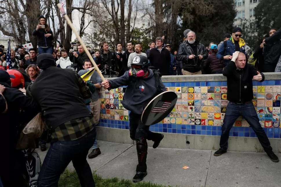 BERKELEY 1. Con palos, escudos, banderas y puños los grupos antagónicos se agredieron el fin de semana. reuters