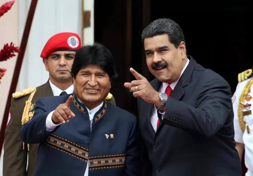 EN EL PALACIO. Morales y Maduro se fotografiaron ayer en Miraflores. reuters