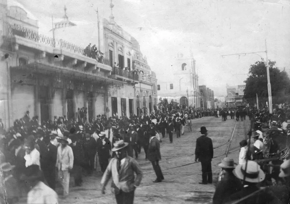 “LA TERCERA A LA DERECHA”. En primer plano, el Bar “Centenario” que ocupaba el solar donde estuvo la casa natal de Alberdi. La foto es de 1915. 