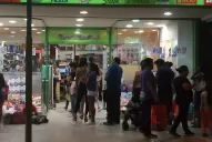 Comienzo de clases: filas interminables en el centro comercial minutos antes de cerrar