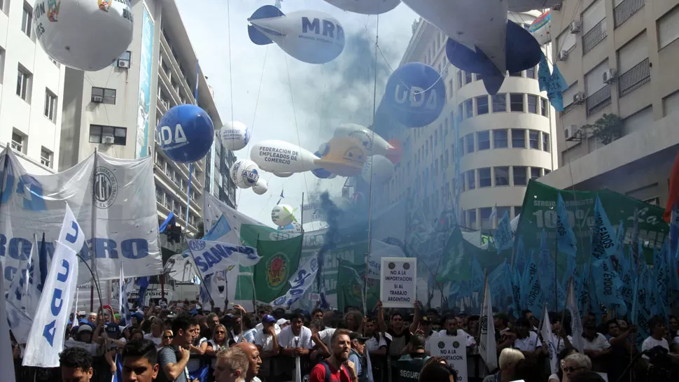 MULTITUDINARIO. Banderas, globos y bengalas ambientaron la marcha sindical. DYN