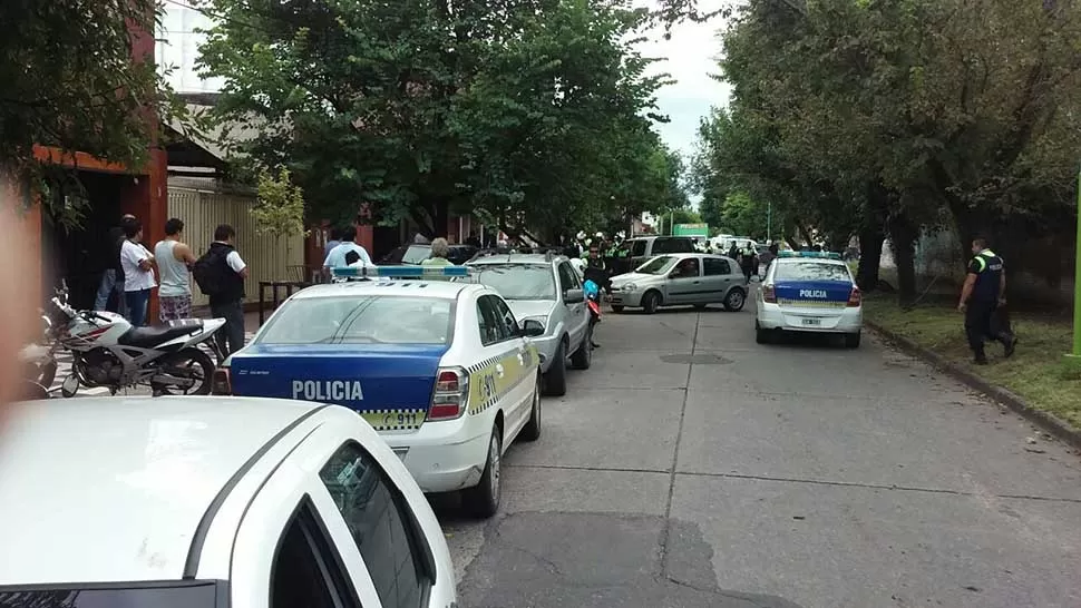 OPERATIVO. La Policía desplegó personal y móviles en la zona del Ateneo Salesiano. FOTO ENVIADA A LA GACETA A TRAVÉS DE WHATSAPP
