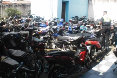 Insólito: al acusado de asaltar un taxista, la Policía le recuperó la moto que le habían robado en 2015