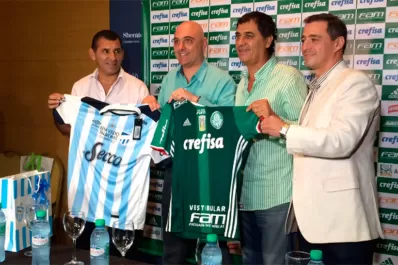Antes del partido, los directivos de Atlético y Palmeiras intercambiaron camisetas
