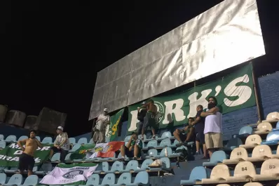 Cerca de 50 hinchas brasileños acompañan a Palmeiras en el Monumental