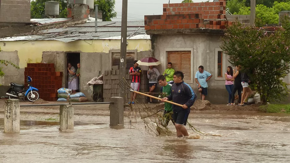 PREOCUPACIÓN. El agua causó estragos en el sur tucumano. Se estima que cayeron unos 200 milímetros en pocas horas. LA GACETA / FOTO DE OSVALDO RIPOLL