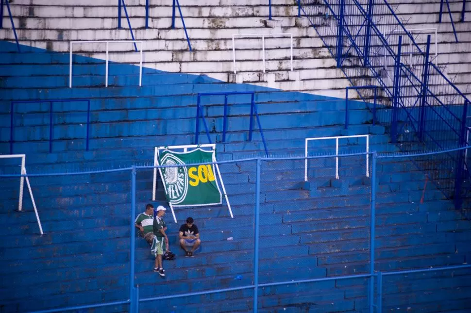 PRESENTES. Se estima que unos 500 hinchas acompañarán hoy a Palmeiras. la gaceta / foto de diego aráoz