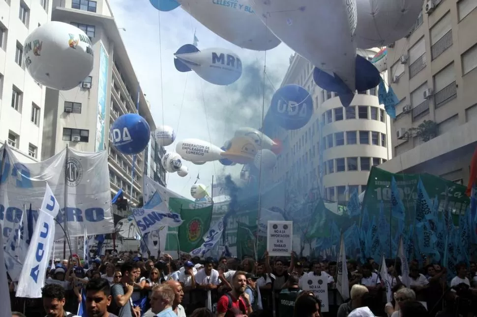EN BUENOS AIRES. Cientos de miles de manifestantes marcharon y exigieron que se defina una fecha para el primer paro nacional contra el Gobierno. Dyn