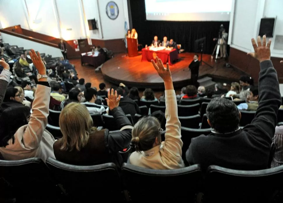 REINICIO. La Asamblea Universitaria, compuesta por 156 miembros, sesionó nuevamente la semana pasada. la gaceta / foto de franco vera (archivo)