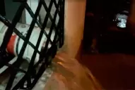 Video: desesperados, sacaron el agua que entró a su casa con baldes
