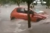 Video: un auto fue arrastrado por la fuerte corriente de agua