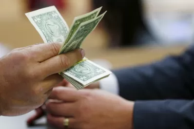 El dólar saltó 10 centavos y alcanzó su pico en 15 días