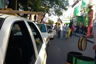 Los taxistas cortaron San Martín y Monteagudo para reclamar el blanqueo de los choferes