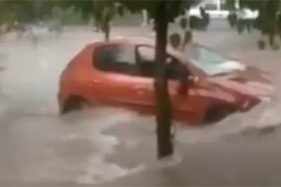 Video: un auto fue arrastrado por la fuerte corriente de agua