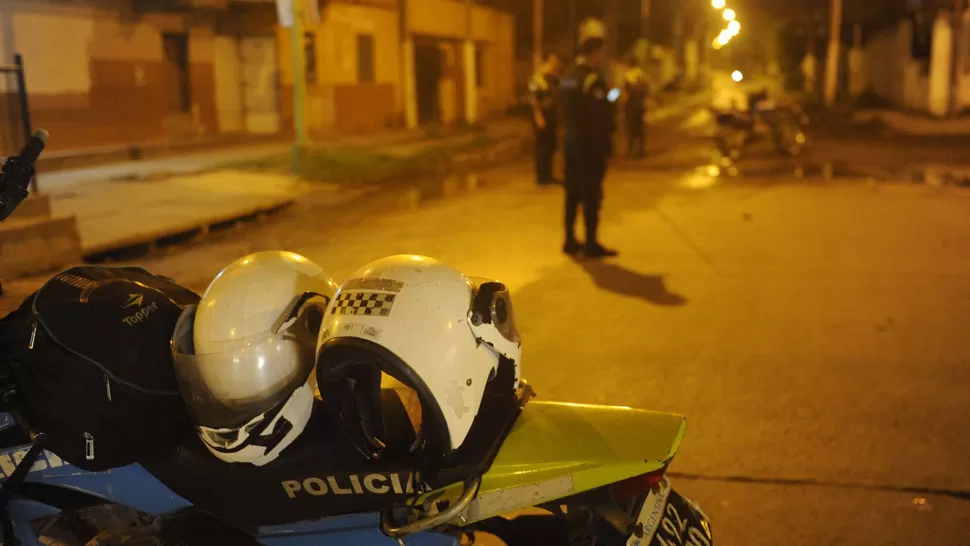 OPERATIVO POLICIAL. Policías tucumanos, tras un hecho delictivo. ARCHIVO