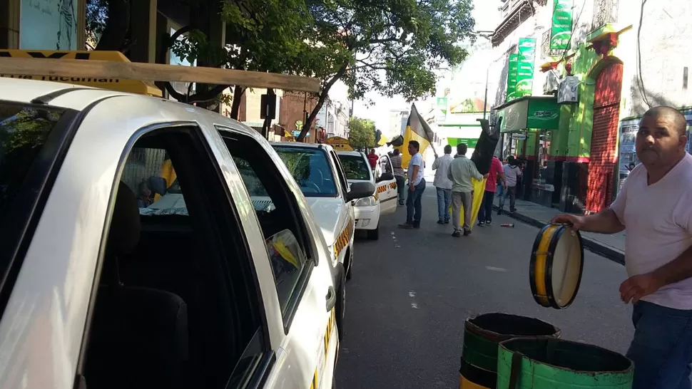 MANIFESTACIÓN. Los peones de taxi, frente al Concejo Deliberante. LA GACETA / MARTÍN DZINCZARSKI