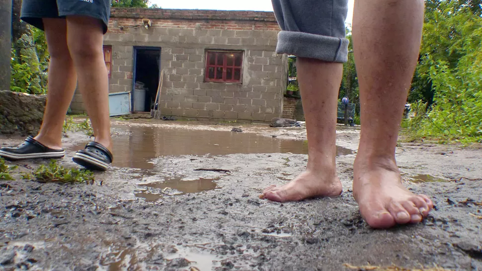 POBREZA. Los pies de dos niños en una zona humilde del interior tucmano. LA GACETA / FOTO DE OSVALDO RIPOLL