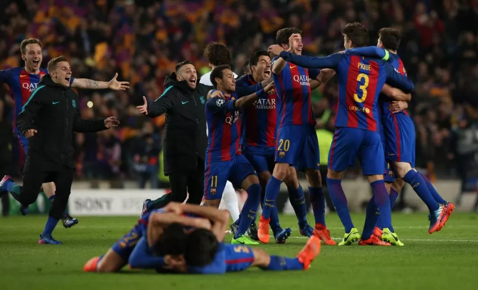 INOLVIDABLE. El final del partido llega y los jugadores de Barcelona explotan de alegría y felicidad tras conseguir una victoria inédita en la Liga de Campeones. Hicieron historia luego del increíble 6-1. REUTERS