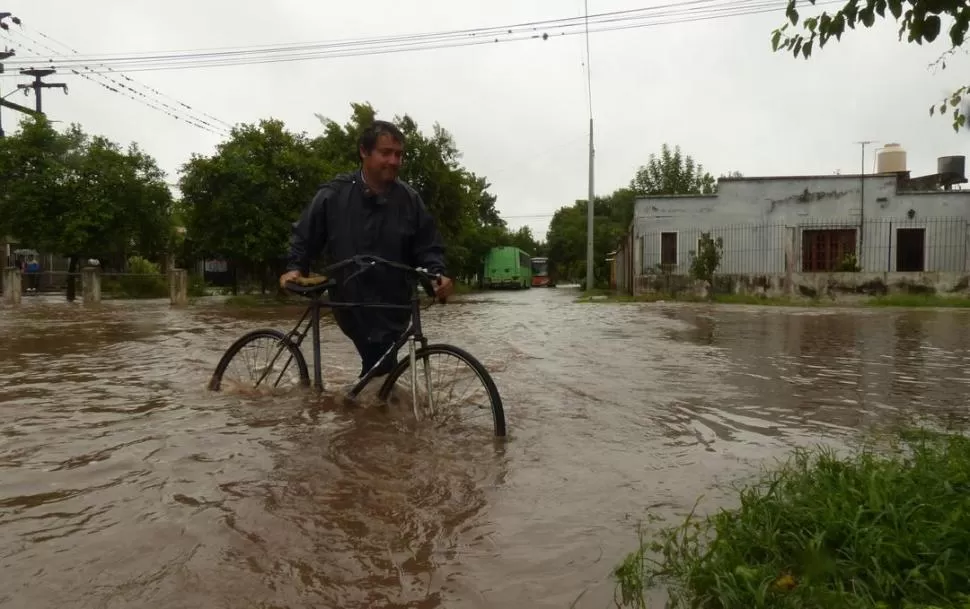 OTRA VEZ. El martes cayeron 200 milímetros de agua en la ciudad de Alberdi. LA GACETA/ OSVALDO RIPOLL