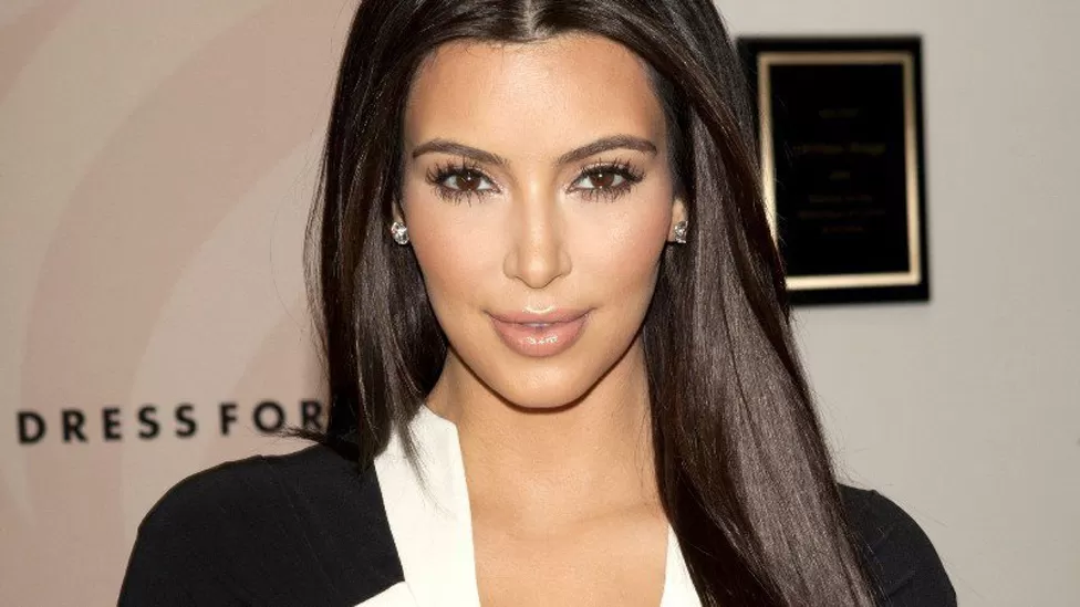 Kim Kardashian debutó en la pantalla grande con un vestido transparente y sin ropa interior