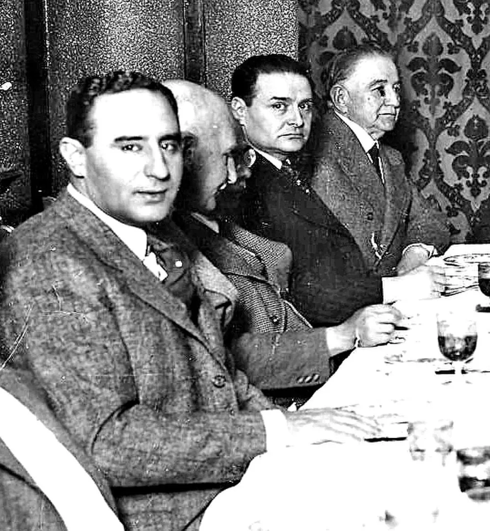JOSÉ LUCAS PENNA. De traje oscuro, en una comida de 1934, junto a Ramón Paz Posse. En primer plano, el ingeniero José María Paz. 