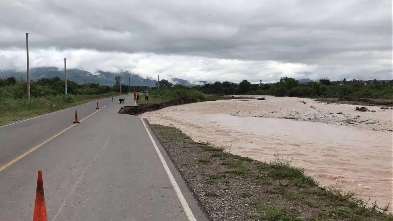 La crecida del río San Lorenzo socavó una ruta en Salta