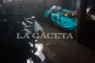 Video: estuvo casi siete horas sacando agua de su casa en Lastenia