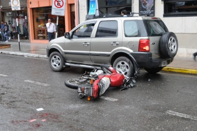 Accidente en pleno centro: dos personas resultaron heridas en Crisóstomo Álvarez y 9 de Julio