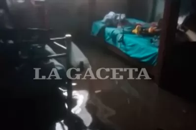 Video: estuvo casi siete horas sacando agua de su casa en Lastenia