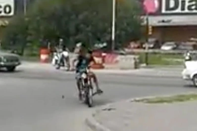 Le robaron la moto, persiguió al ladrón y le partió la cabeza de una pedrada