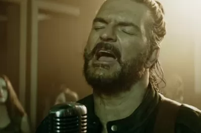 Arjona presentó su videoclip Ella, con un look renovado