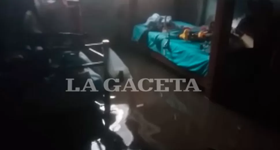 Video: estuvo casi siete horas sacando agua de su casa en Lastenia