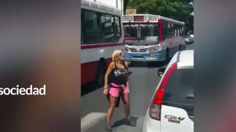 Video: una mujer reaccionó a piñas contra un hombre, durante una discusión de tránsito