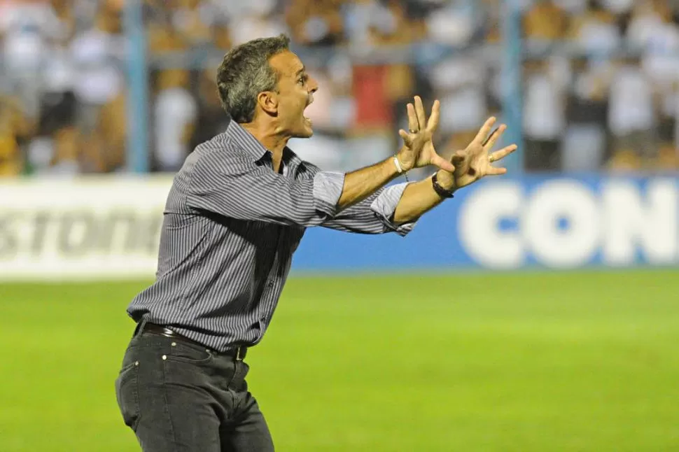 SIEMPRE INDICANDO. Lavallén se pasó todo el partido contra Palmeiras dándole tips a sus jugadores para anular al “Verdao”. la gaceta / foto de héctor peralta