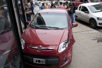 Un hombre se descompensó mientras manejaba e impactó con un local de juguetes y una camioneta
