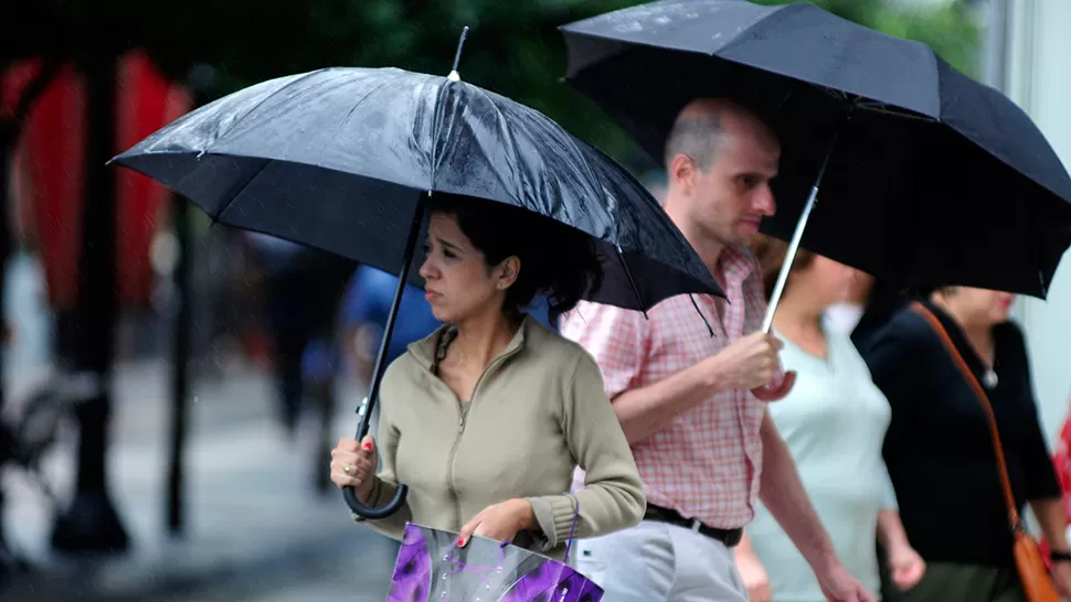 INESTABLE. Los tucumanos tendrán que salir con el paraguas en la mano. LA GACETA/FOTO DE ANALÍA JARAMILLO