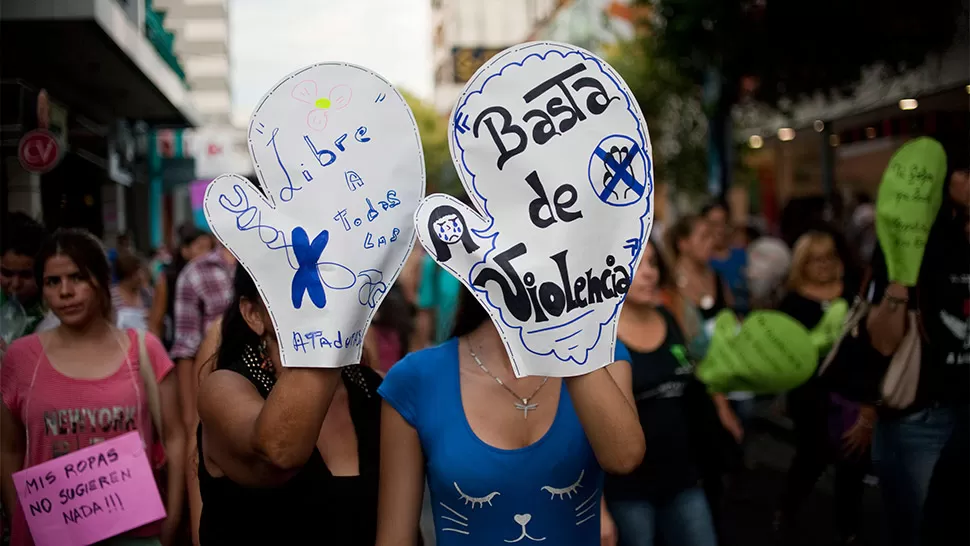 8M. Una multitud participó de la marcha para repudiar la violencia de género. ARCHIVO LA GACETA / FOTO DE INÉS QUINTEROS ORIO