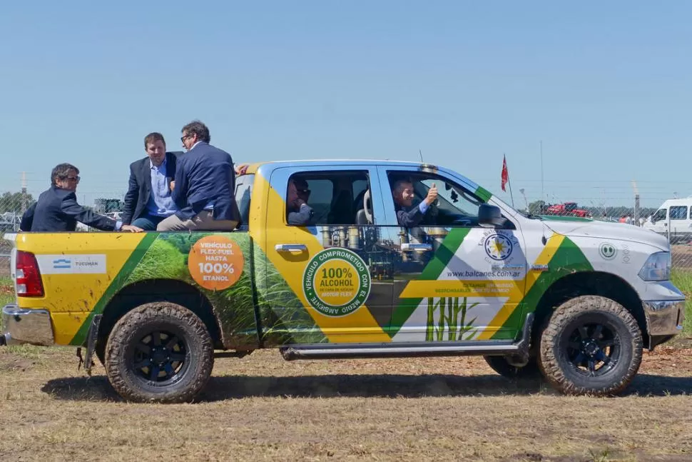 EN SAN NICOLÁS. Macri pasea por la muestra rural a bordo de una camioneta perteneciente a la Compañía Bioenergética La Florida de Tucumán. ministerio de agroindustria