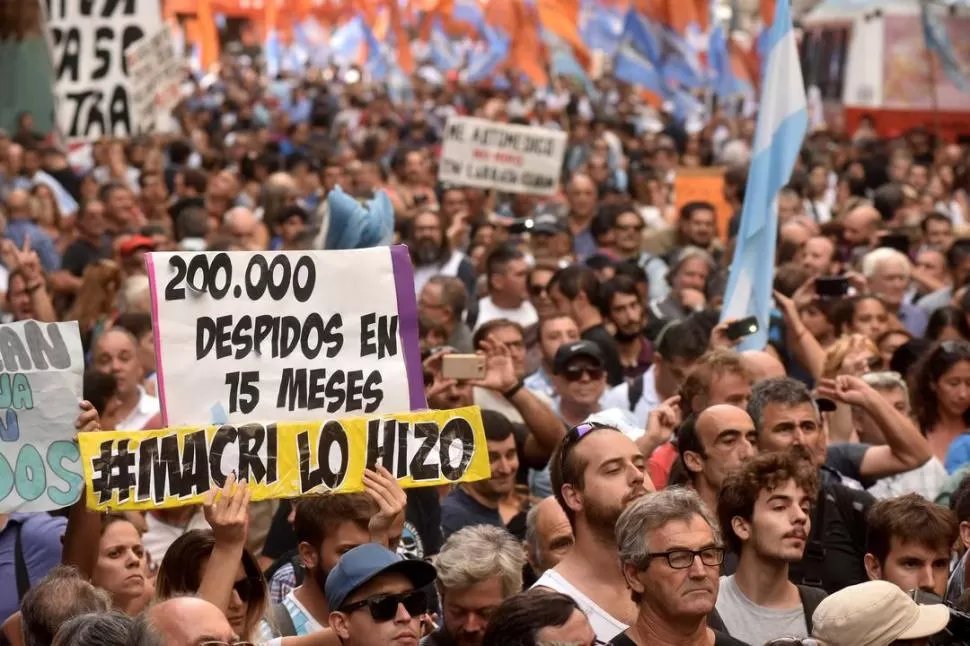 EL RECLAMO DE LAS BASES. Durante la última movilización, los manifestantes reclamaron a la cúpula cegetista que defina una fecha para la huelga nacional contra la gestión de Macri. dyn