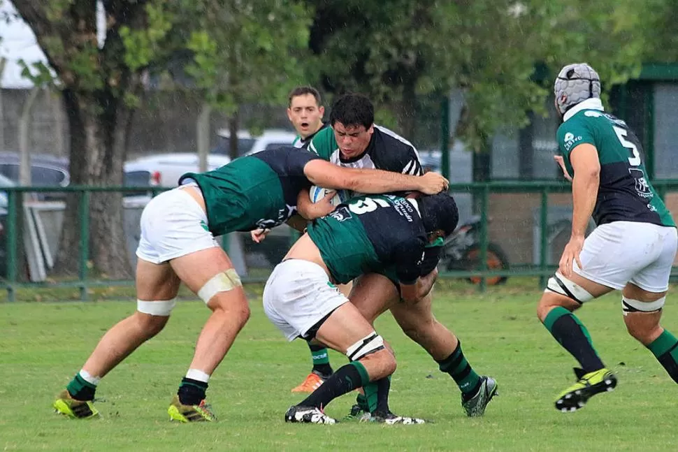 DUELO DE VERDINEGROS. Dos jugadores tucumanos intentan frenar a un rosarino. foto de santiago foster