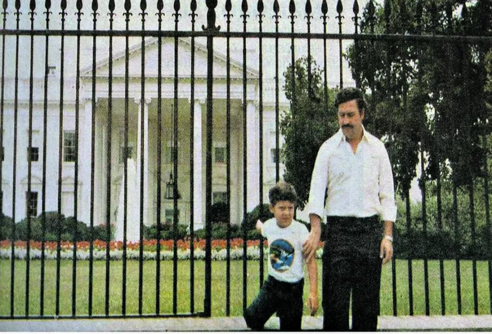 EN 1983. Después de esta foto, y con documentos falsos, Pablo Escobar visitó el FBI.  