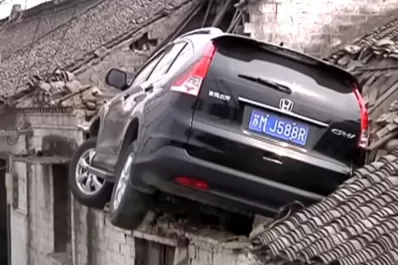 Video: manejaba una camioneta, perdió el control y se incrustó en el techo de una casa