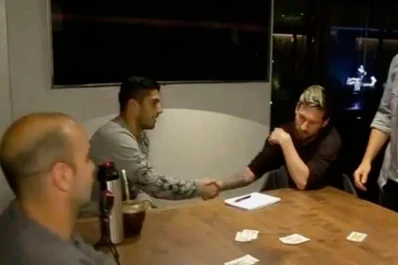 Video: Messi, Suárez y una imperdible partida de truco