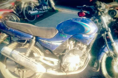 Motochorros quisieron robar un celular de una camioneta en movimiento y terminaron en el piso
