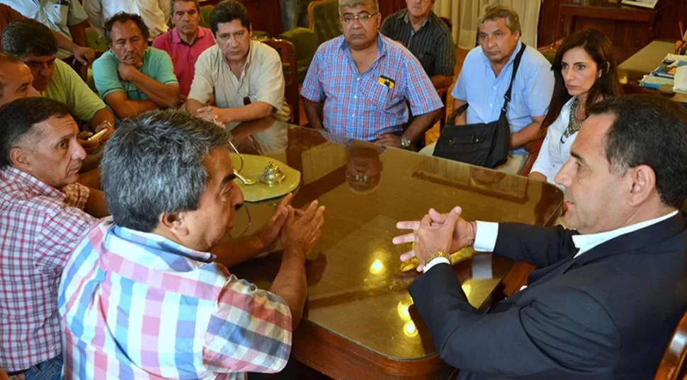 PRIMEROS INTENTOS. La semana pasada, el ministro Amado encabezó las reuniones paritarias con los principales gremios de trabajadores estatales. secretaría de estado de comunicación pública