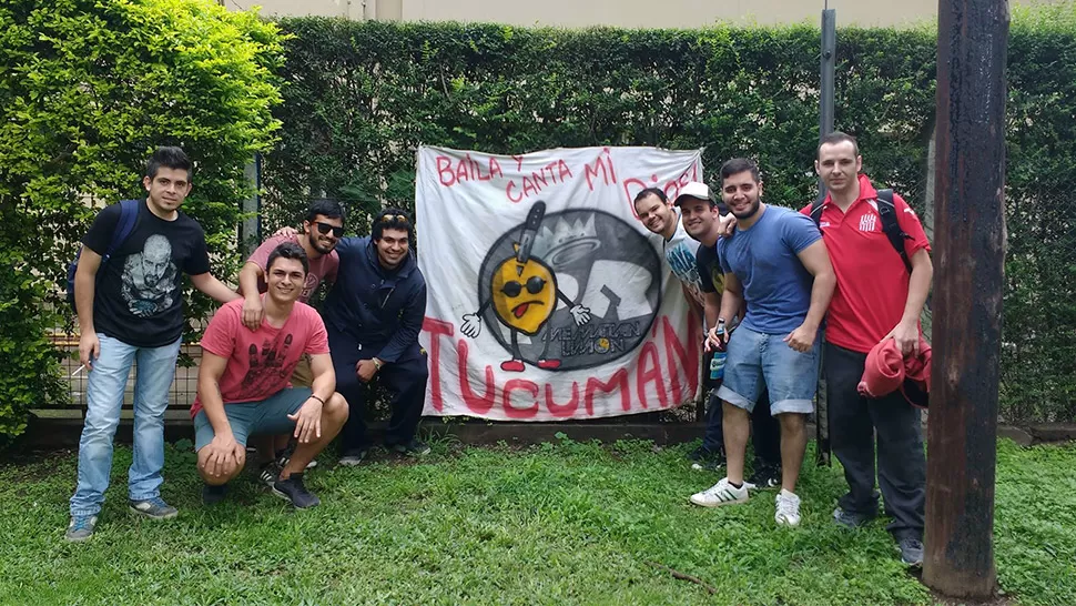 RICOTEROS. Un grupo de fanáticos del Indio partieron del parque 9 de Julio. Gabriel Moro (de cuclillas) fue uno de los tucumanos que quedó varado. 