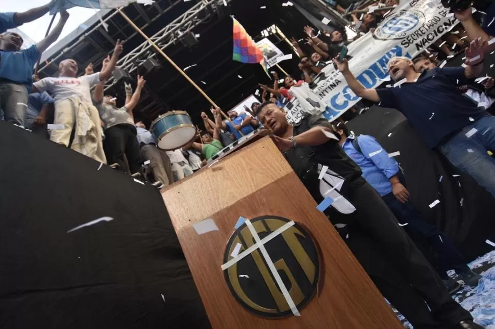 PALCO TOMADO. La semana pasada, tras la protesta en plaza de Mayo, el escenario fue copado por manifestantes díscolos al triunvirato de la CGT. dyn