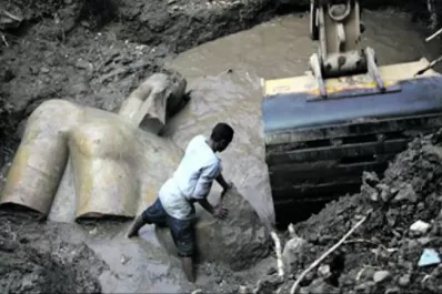 Siguen desenterrando la gigantesca estatua del faraón Ramsés