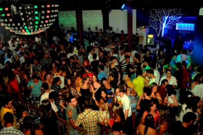 Lo rociaron con alcohol y le prendieron fuego a la salida del boliche