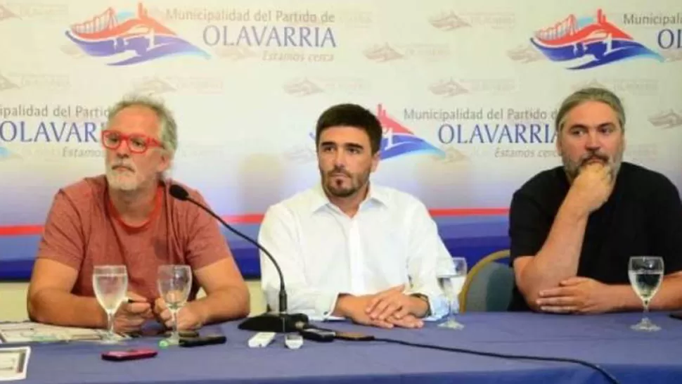 Matías y Marcos Peuscovich junto al intendente de Olavarría Ezequiel Galli (al centro) en una conferencia de prensa. FOTO TOMADA DE CLARIN.COM